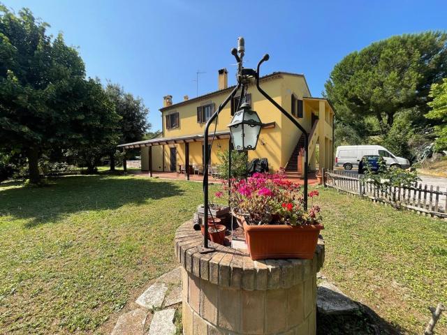 Rustici e casali in vendita di 227 m² in Via Massa