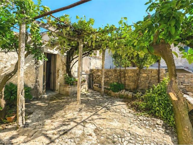 Rustici e casali in vendita di 227 m² in Via Tirso