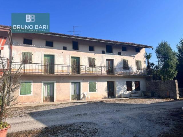 Rustici e casali in vendita di 227 m² in Via Umberto Saba