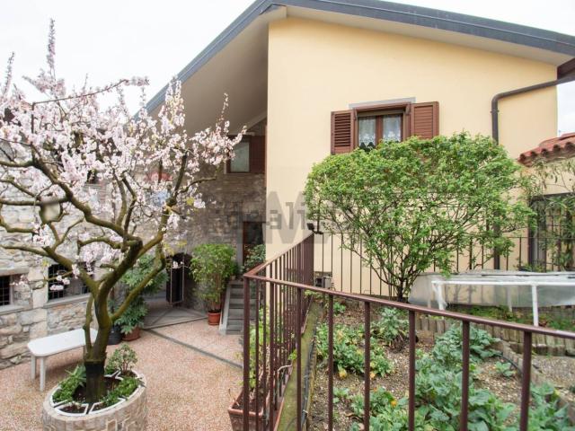 Rustici e casali in vendita di 228 m²