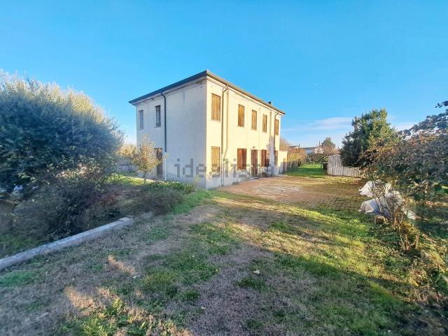 Rustici e casali in vendita di 228 m² in Via Martiri di Belfiore, 52