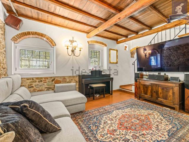 Rustici e casali in vendita di 229 m² in Località Le Giome, 80