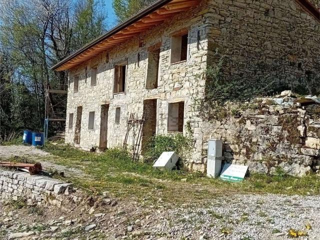 Rustici e casali in vendita di 220 m²
