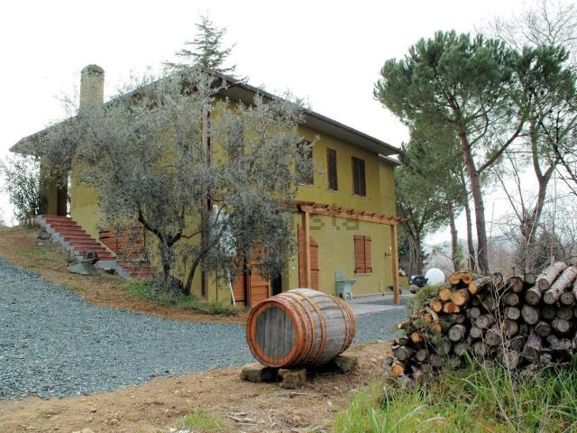 Rustici e casali in vendita di 220 m² in Strada Provinciale Sante Mariae