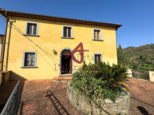 Rustici e casali in vendita di 220 m²