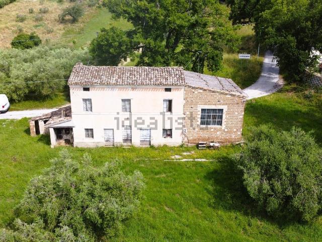 Rustici e casali in vendita di 220 m² in Contrada Fonte Barile, 26