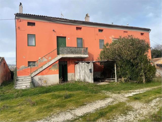 Rustici e casali in vendita di 220 m² in Contrada San Firmano, 58