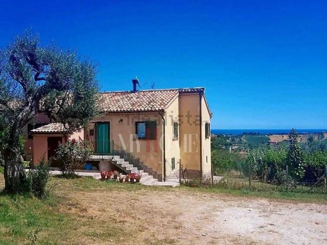 Rustici e casali in vendita di 220 m² in Contrada San Vincenzo