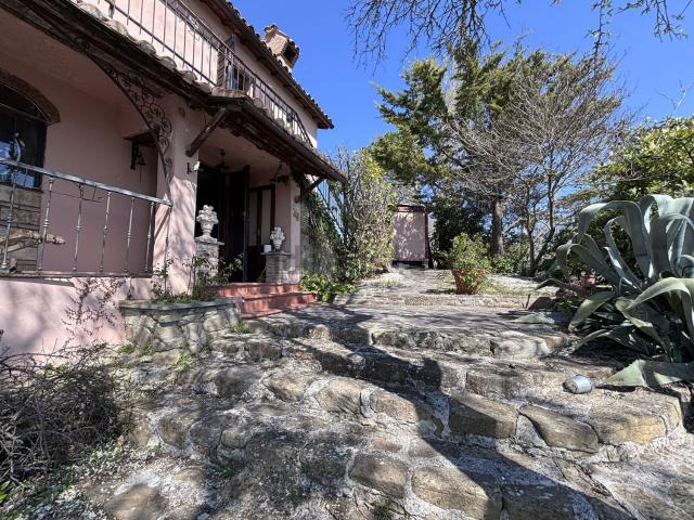 Rustici e casali in vendita di 220 m² in Frazione Valdichiascio, 16