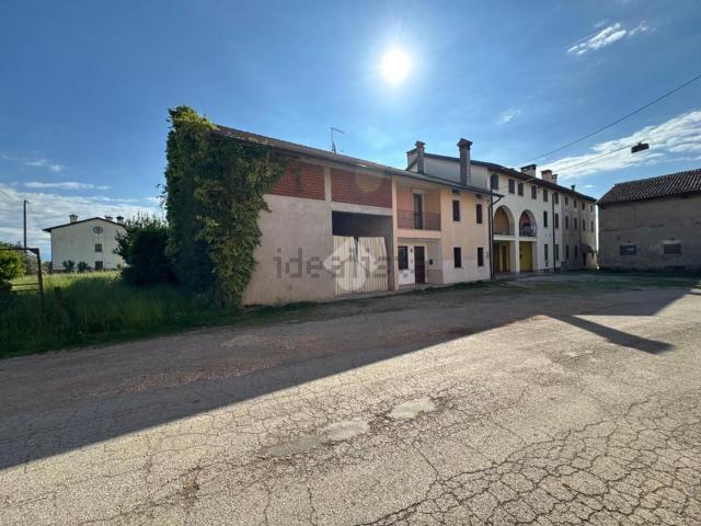 Rustici e casali in vendita di 220 m² in Via Martinè, 70