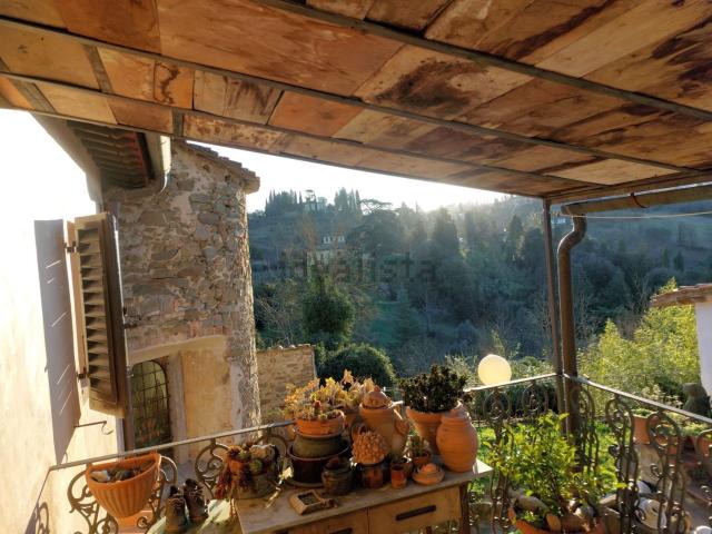 Rustici e casali in vendita di 220 m² in Via Montebuoni