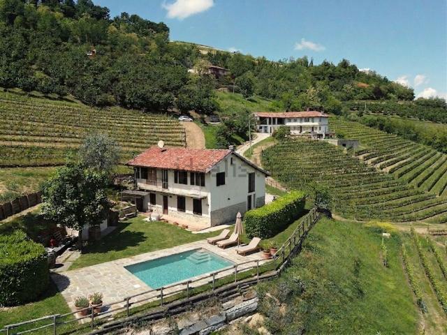 Rustici e casali in vendita di 220 m² in Via Abelloni