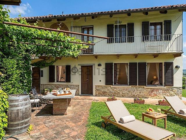 Rustici e casali in vendita di 220 m² in Via Abelloni