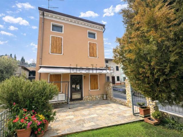 Rustici e casali in vendita di 220 m² in Via Dante Alighieri