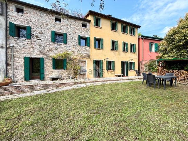 Rustici e casali in vendita di 220 m² in Via Euganea Teolo