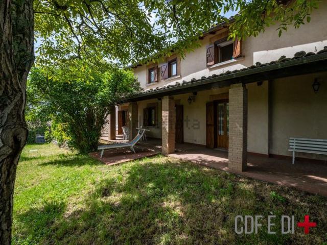 Rustici e casali in vendita di 220 m² in Via Equicola