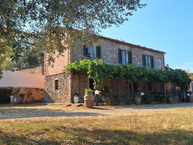 Rustici e casali in vendita di 220 m² in Via G. Pascoli, 90