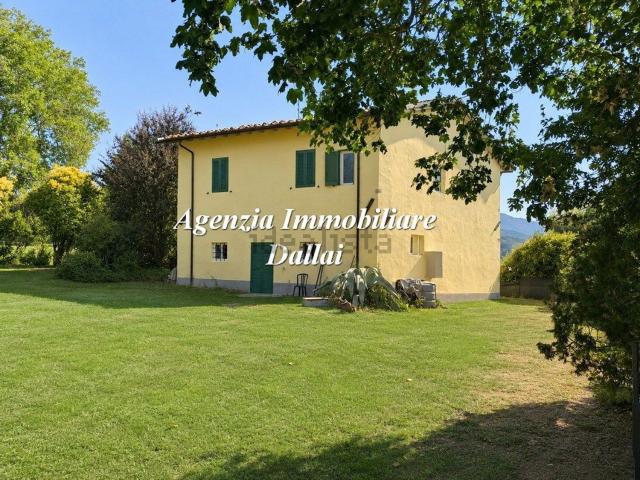 Rustici e casali in vendita di 220 m² in Via Roma, 29