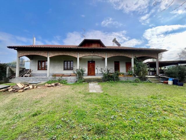 Rustici e casali in vendita di 220 m² in Via Roma