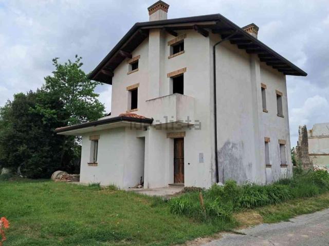 Rustici e casali in vendita di 220 m² in Viale Giuseppe Verdi