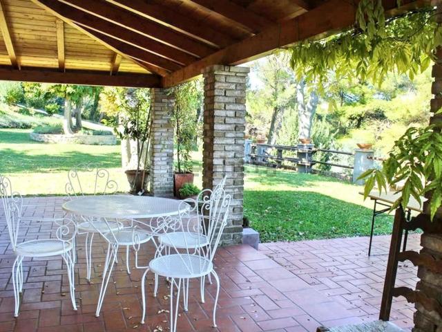 Rustici e casali in vendita di 234 m²