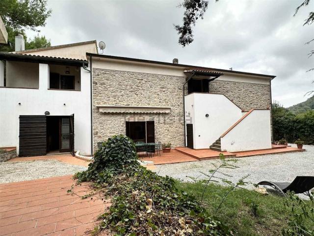 Rustici e casali in vendita di 235 m²