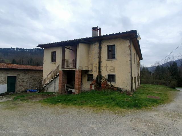 Rustici e casali in vendita di 235 m² in Località Calbenzano, 149