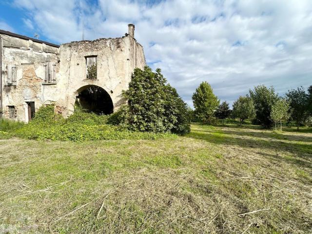 Rustici e casali in vendita di 235 m² in Via Marchionale