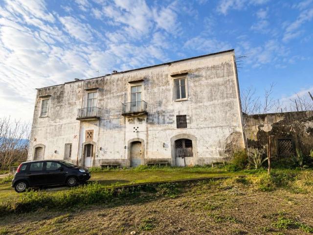 Rustici e casali in vendita di 237 m² in Via Amati