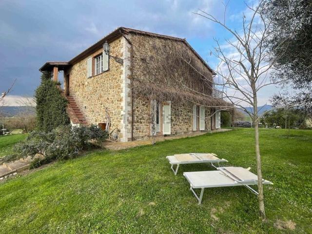 Rustici e casali in vendita di 239 m²