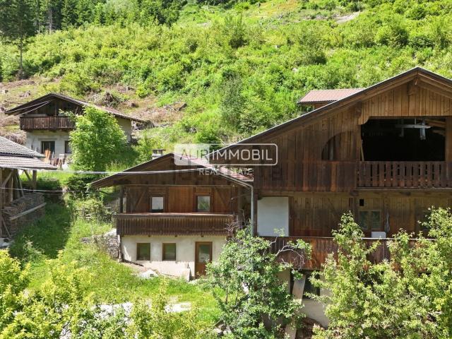 Rustici e casali in vendita di 239 m² in Strada Paese, 33