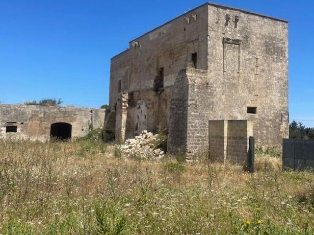 Rustici e casali in vendita di 2300 m²