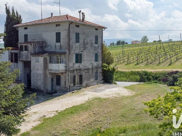 Rustici e casali in vendita di 230 m² in Via Breccione, 8