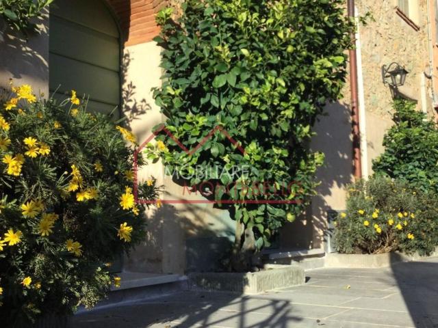 Rustici e casali in vendita di 230 m² in Via Montebello
