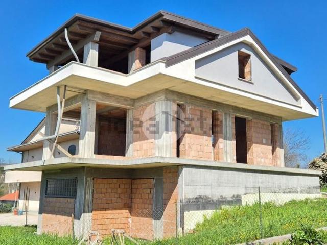 Rustici e casali in vendita di 230 m² in Via Colle Cottorino