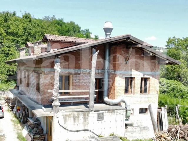Rustici e casali in vendita di 230 m² in Via degli Alberghi, 22
