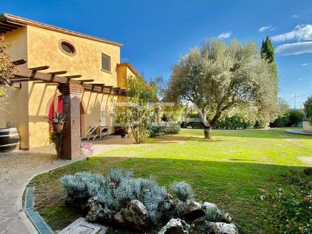 Rustici e casali in vendita di 230 m² in Via Dori