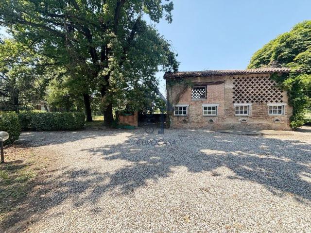 Rustici e casali in vendita di 230 m² in Via Vittorio Veneto, 8