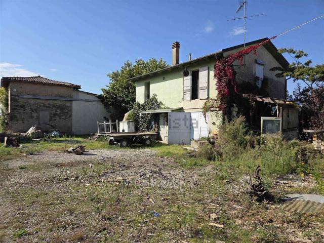 Rustici e casali in vendita di 232 m² in Via Ponti, 2
