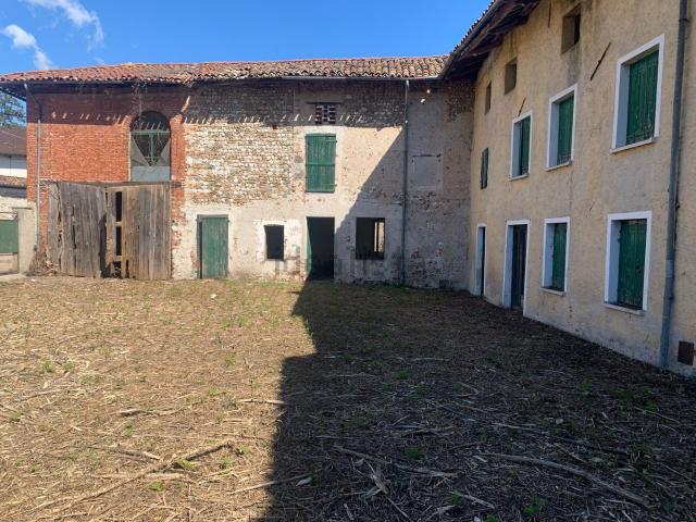 Rustici e casali in vendita di 233 m² in Via Roma