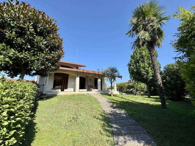 Rustici e casali in vendita di 244 m² in Via Antonio Pertile, 2