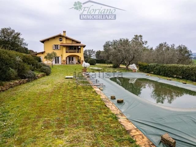 Rustici e casali in vendita di 245 m² in Strada Cacciata Grande