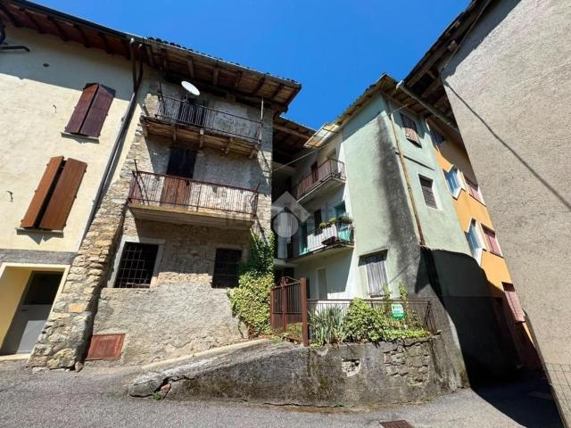 Rustici e casali in vendita di 246 m² in Via Stelvio