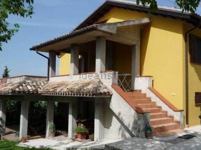 Rustici e casali in vendita di 248 m²