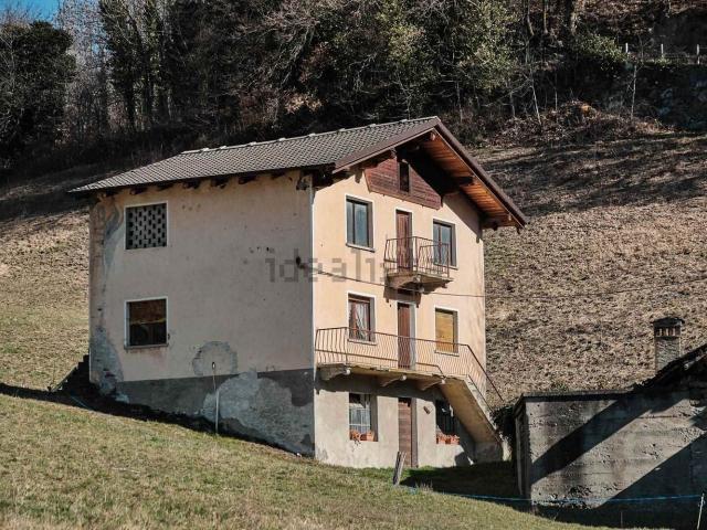 Rustici e casali in vendita di 248 m² in Frazione la Plantaz, 2