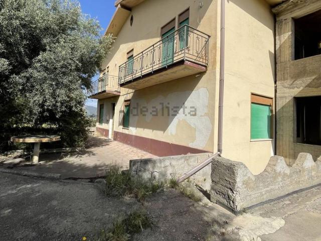 Rustici e casali in vendita di 2400 m² in Strada senza nome