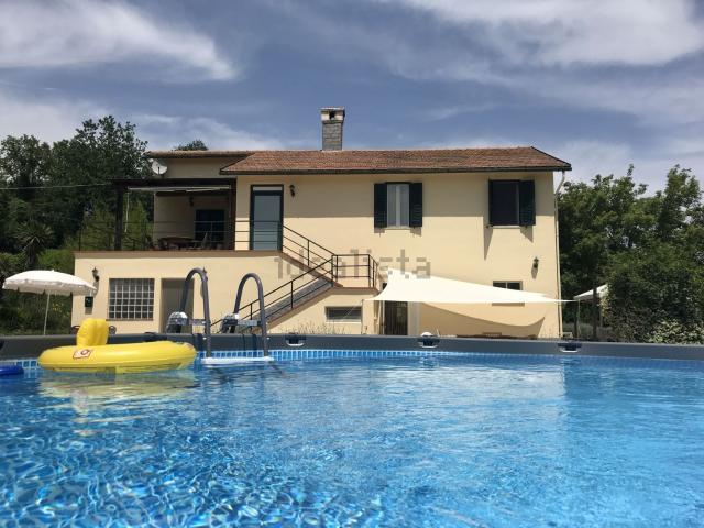 Rustici e casali in vendita di 240 m²