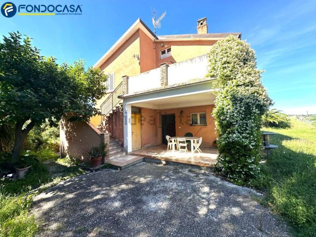 Rustici e casali in vendita di 240 m² in Contrada Montetinello