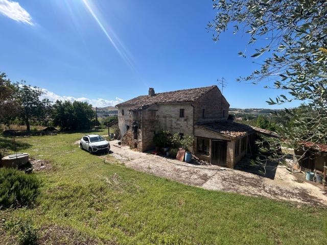 Rustici e casali in vendita di 240 m² in Contrada Monte Pacini, 15