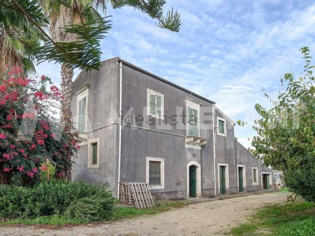 Rustici e casali in vendita di 240 m² in Contrada Marcellino